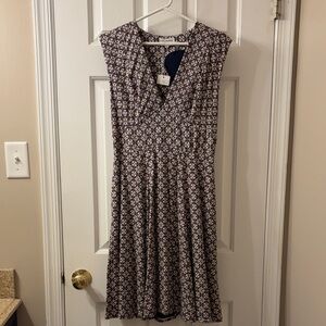 Sleeveless v neck dress